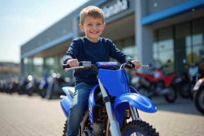 Jeune garçon souriant sur une moto Yamaha PW 80 en concession